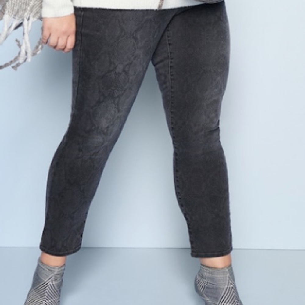Plus Size EVRI Snake Print Skinny Jeans - Picture 6 of 7